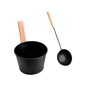 Siyah bakır sauna kovası ve kepçesi, ahşap sap detaylarıyla birlikte