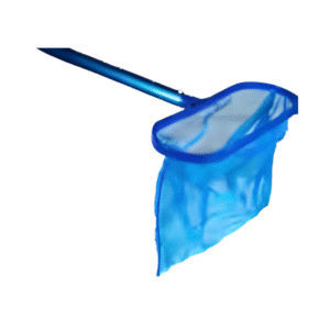 Mavi çerçeveli ve derin fileli, saplı havuz dip kepçesi yaprak ve pislik toplamaya uygundur