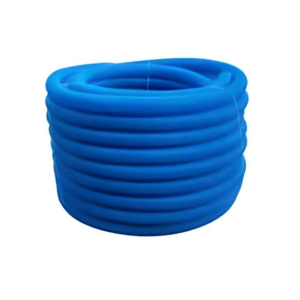 Mavi renkli, 30 metre uzunluğunda spiral havuz hortumu, sarılmış şekilde görünmektedir.